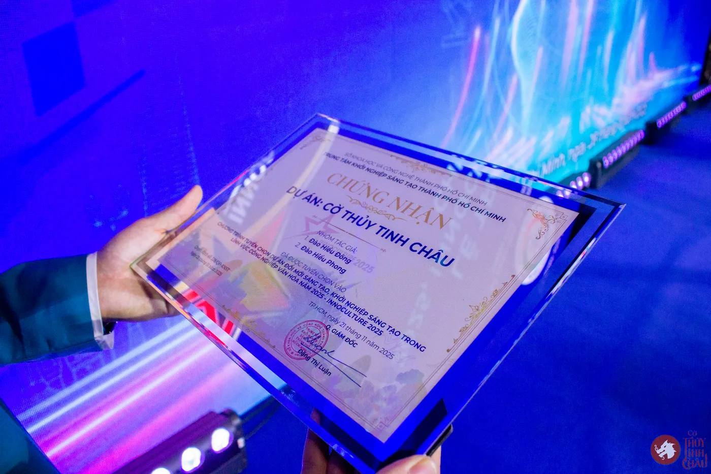 Nhận giấy chứng nhận từ Ban Tổ Chức