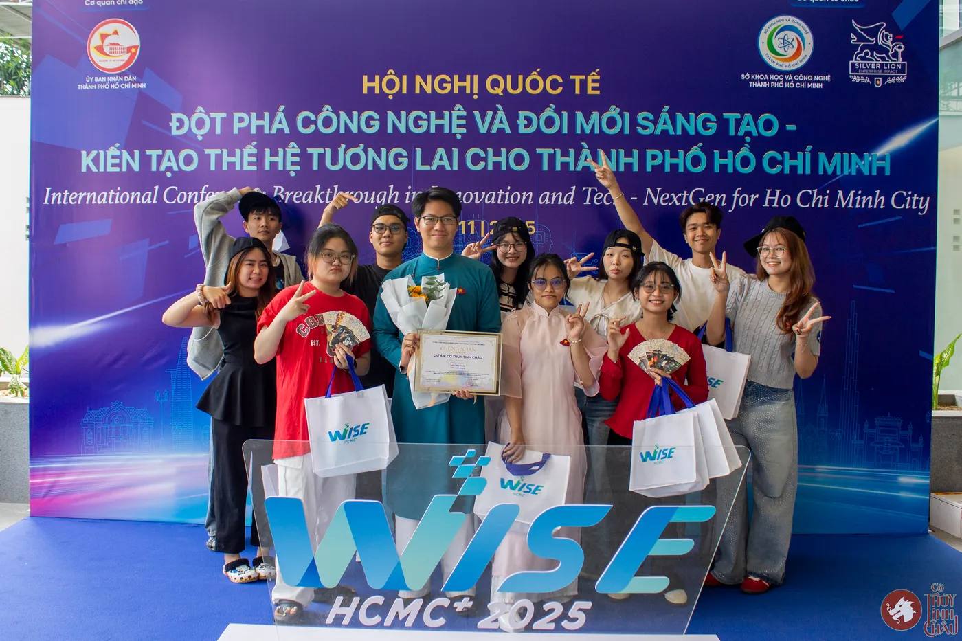 Team Cờ Thủy Tinh Châu cùng các bạn từ Saigon Innovation Hub (SiHub)
