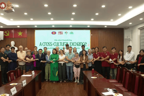 Hình ảnh phần chụp hình tổng thể từ ban tổ chức, đoàn Vegan Travel Asia và các bạn sinh viên tại chương trình giao lưu văn hoá đón đoàn Vegan Travel Asia