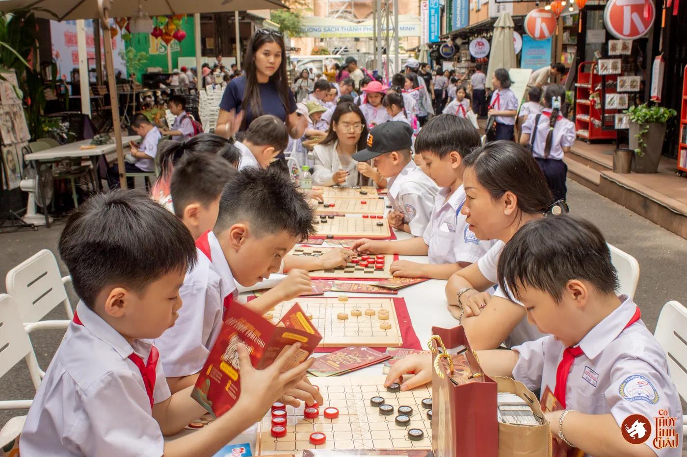 Hình ảnh các em học sinh trải nghiệm Cờ Thủy Tinh Châu tại Ngày hội Vui học cùng Sách tổ chức ở Đường Sách Thành phố Hồ Chí Minh.