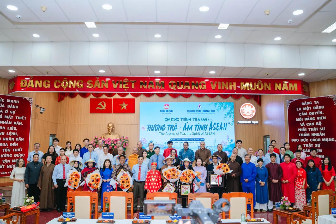 Hình ảnh phần chụp ảnh tập thể của các đại biểu tham dự tại sự kiện "Hương Trà - Ấm tình ASEAN" được tổ chức tại Ủy ban Mặt trận Tổ quốc Việt Nam phường Bình Thanh.