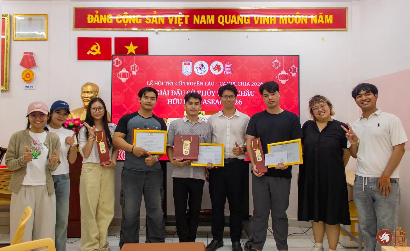 Hình ảnh Team Cờ Thủy Tinh Châu chụp hình cùng sinh viên chiến thắng khi trao giải thưởng Giải đấu Cờ Thủy Tinh Châu Hữu nghị ASEAN.