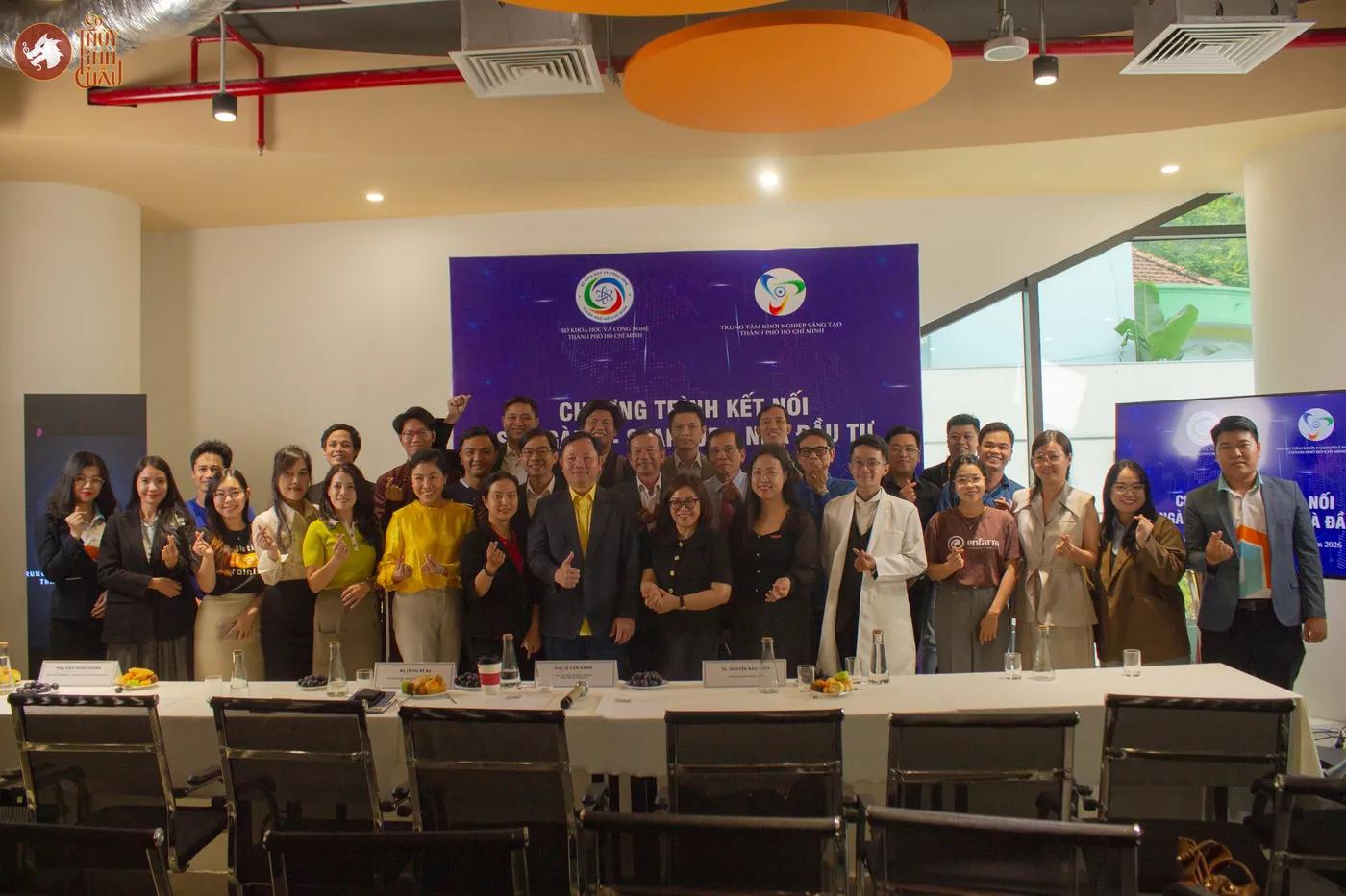 Hình ảnh buổi chụp hình của Team Cờ Thủy Tinh Châu cùng các lãnh đạo, khách tham dự tại sự kiện