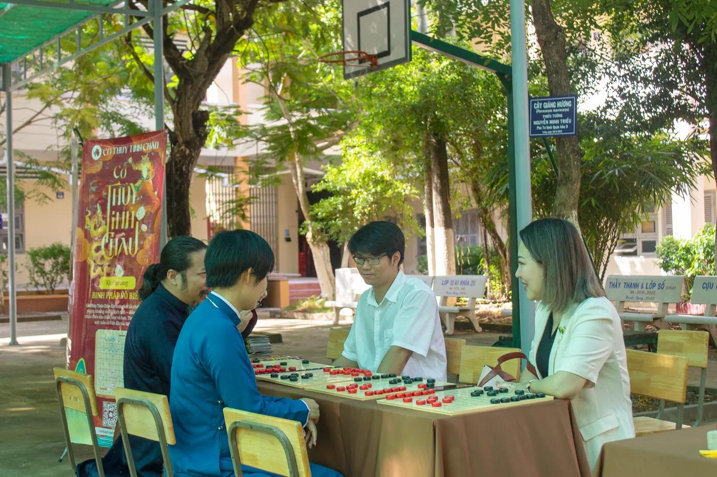 Hình ảnh Co-founder hướng dẫn Cờ Thủy Tinh Châu đến với các khách tham gia tại sự kiện kỷ niệm 30 năm tại Trường THPT Trương Định