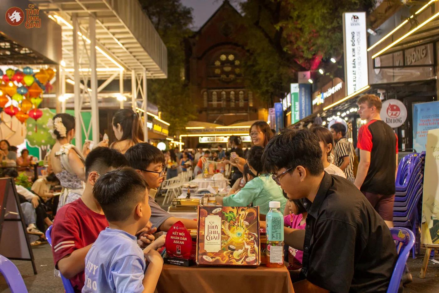 Hình ảnh khách tham dự trải nghiệm Cờ Thủy Tinh Châu tại sự kiện "Vạn Sắc Văn Hoa" thuộc Đường Sách Thành phố Hồ Chí Minh 