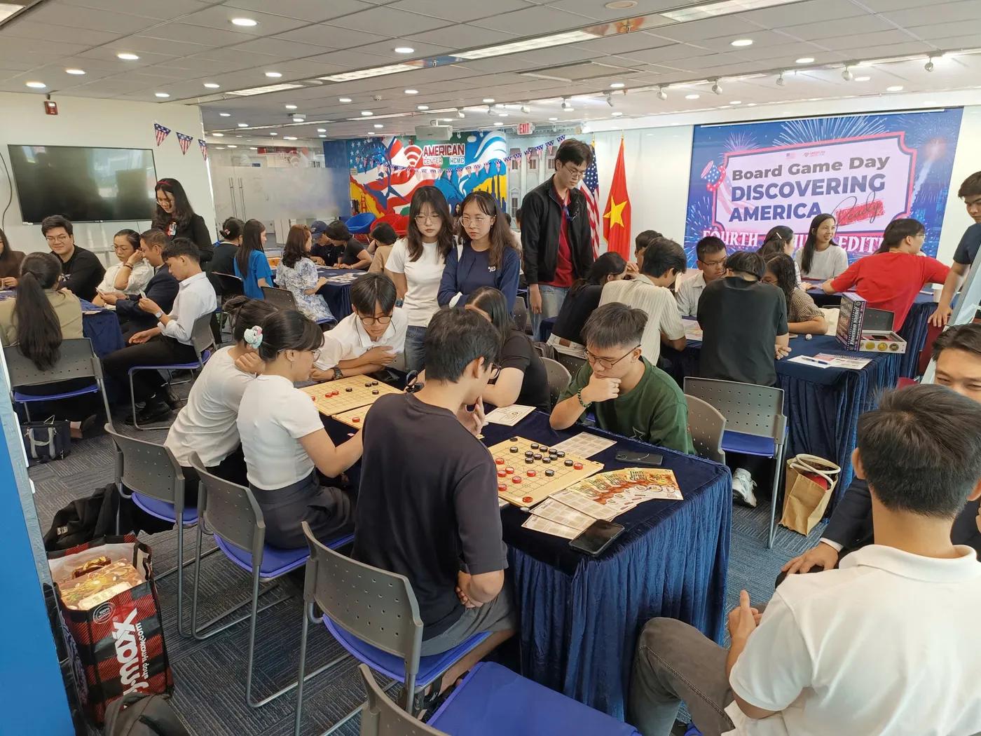 Cờ Thủy Tinh Châu - US Board Game Day