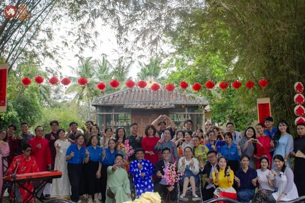 Hình ảnh toàn thể ban tổ chức, nghệ sĩ và khách tham dự chụp hình tại Bảo tàng Áo dài Việt Nam