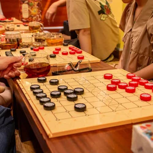 Cờ & Trà giữ trọn nét bình yên giữa đêm mưa qua từng ván cờ