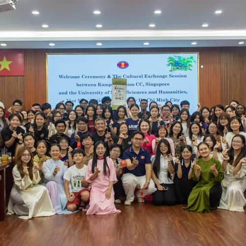 Đoàn Singapore cảm nhận văn hóa Việt qua Cờ Thủy Tinh Châu