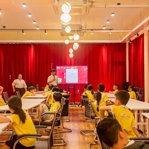 Lớp hè Super Kids ứng dụng cờ 12 con giáp vào bài học logic