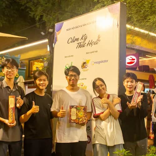 Đường Sách TP.HCM mở không gian cờ Việt tại Cầm Kỳ Thư Họa