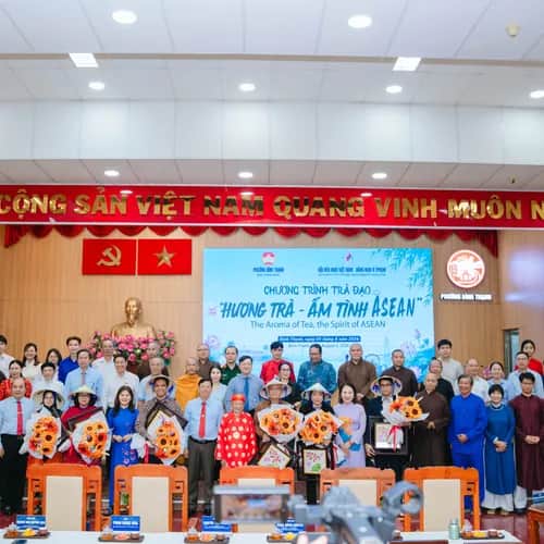 Hương trà - Ấm tình ASEAN gắn kết ngoại giao bằng cờ Việt.