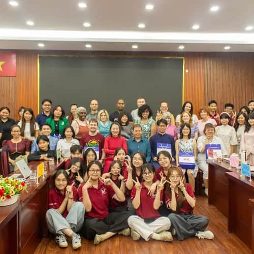 Đoàn du lịch xanh Vegan Travel Asia giao lưu Cờ Việt