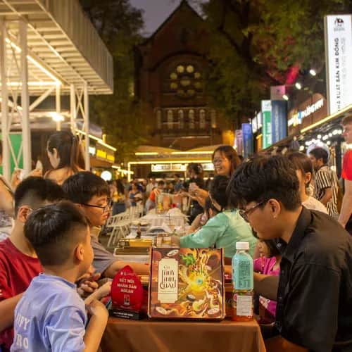 Trải nghiệm cờ Việt giữa Vạn Sắc Văn Hoa ở Đường Sách TPHCM