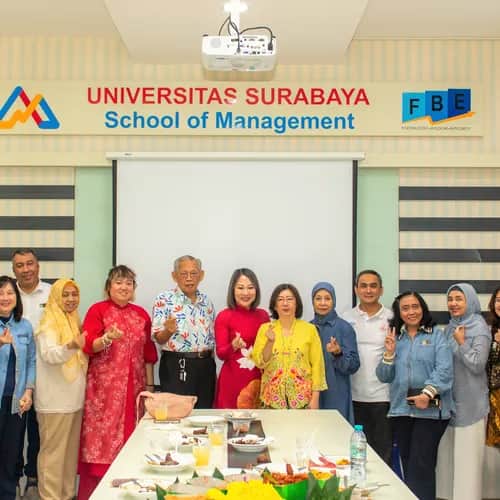 Đại học Surabaya cùng cờ 12 con giáp kiến tạo giá trị mới